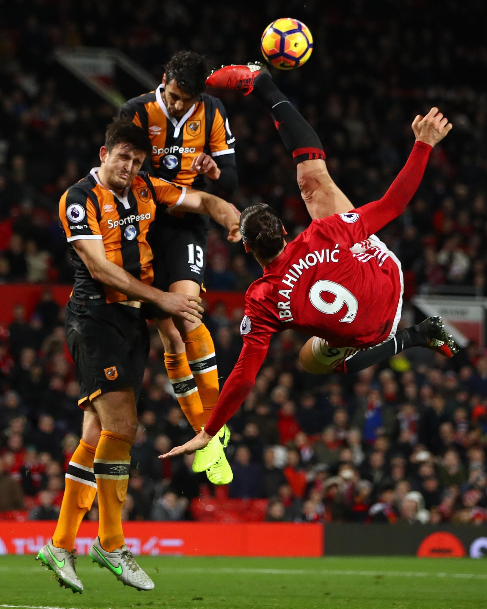 巴洛特利带伤出战，巴洛特利球迷为他加油打气的简单介绍