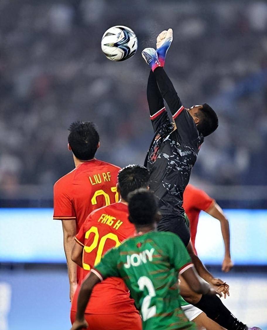 比赛延期引发球迷不满，俱乐部面临舆论压力