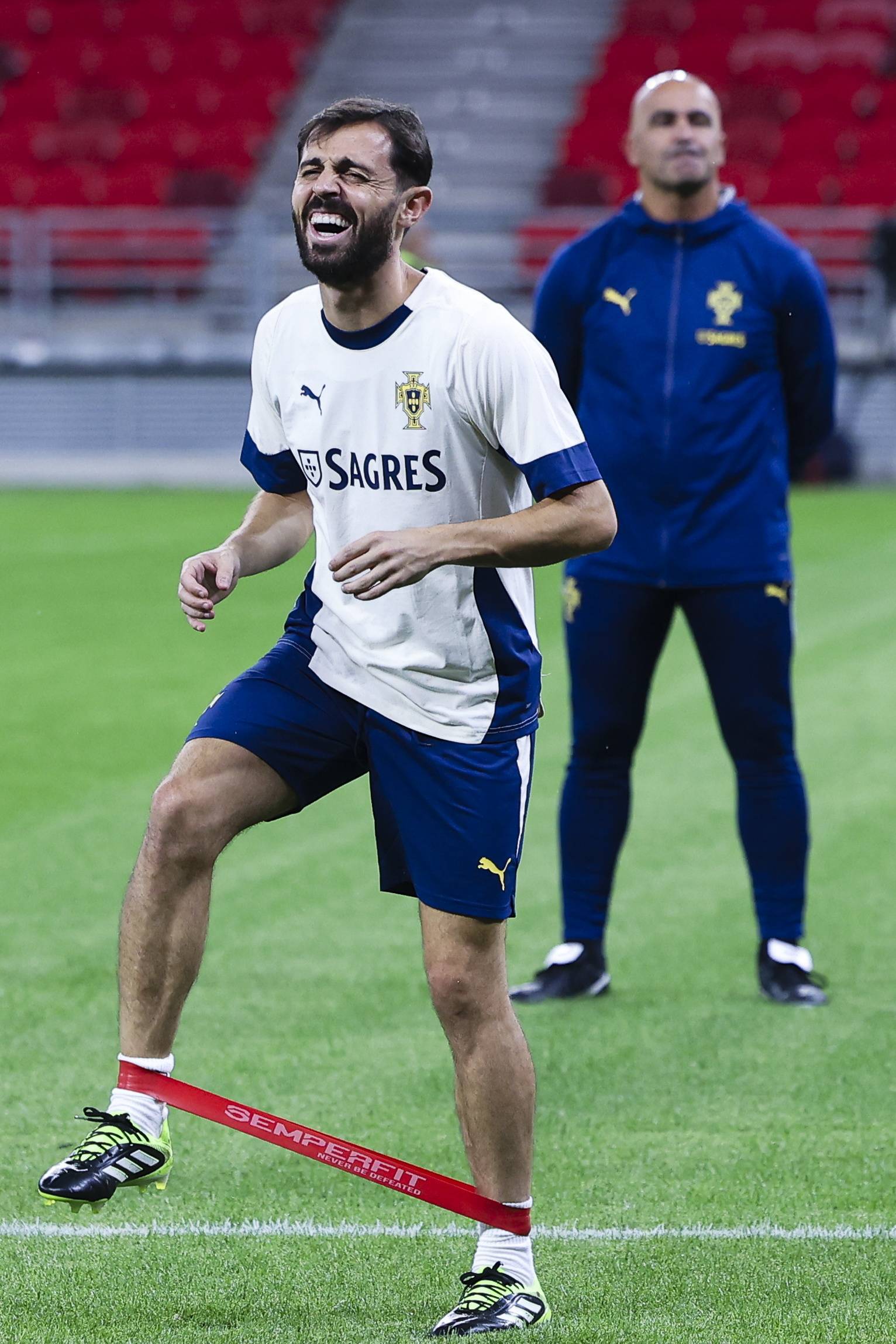 世界杯预选赛即将打响，选手训练备战