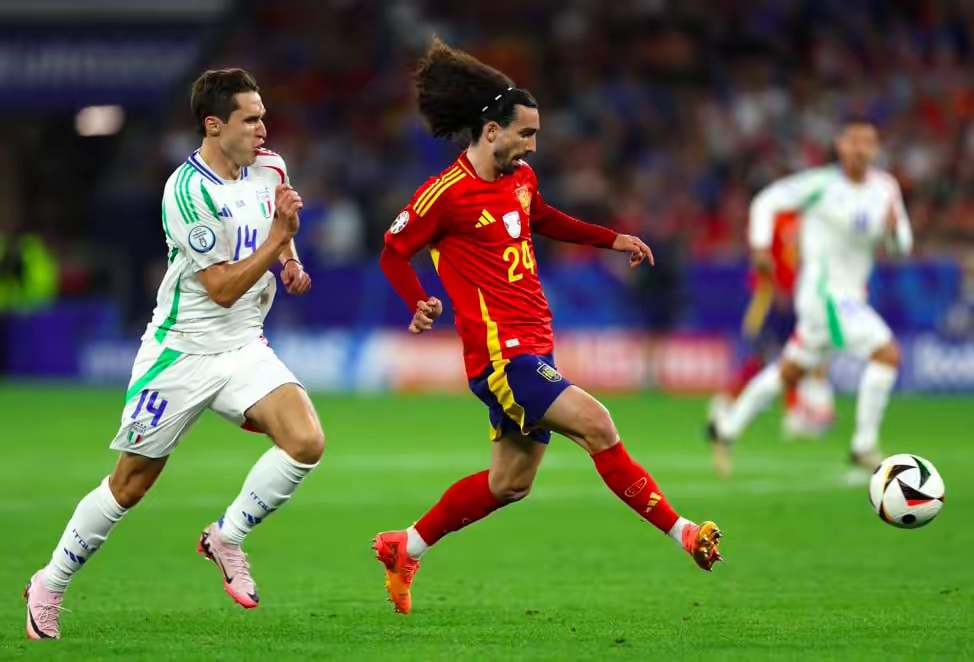 西班牙队经历激烈对抗，成功晋级