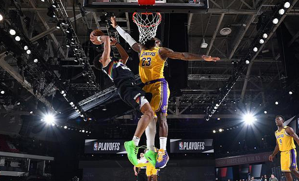 爱游戏体育官网-惊险逆转！选手在关键时刻力挽狂澜