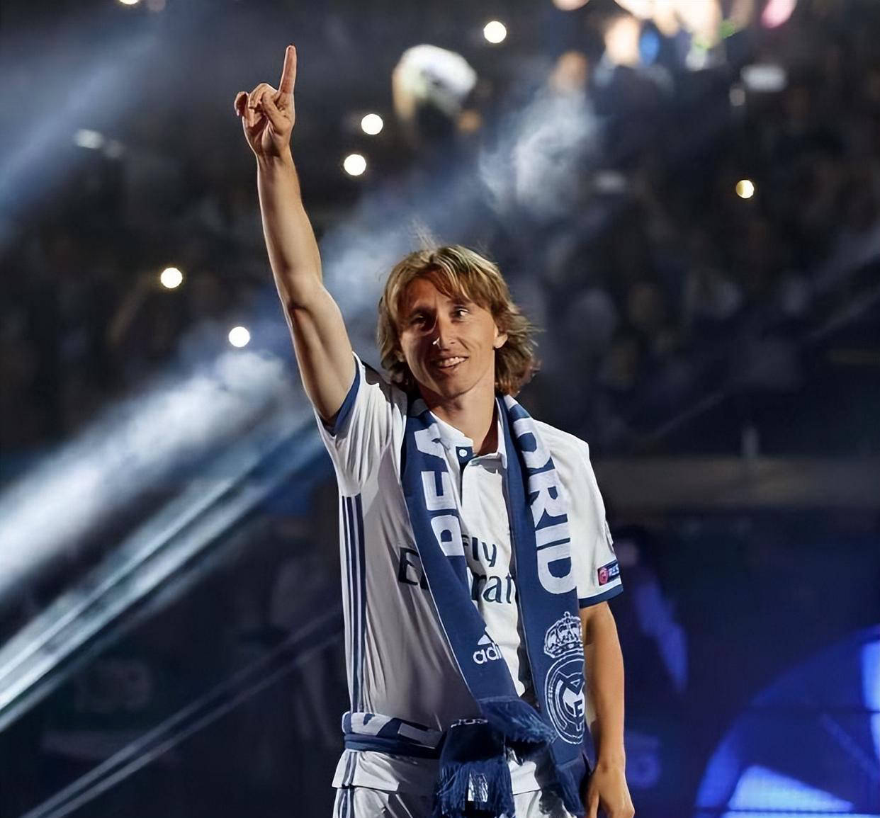 曼联轻取波兰，莫德里奇爆发神勇