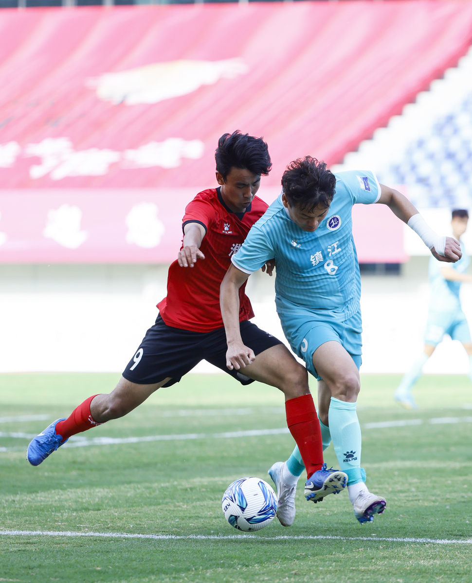 爱游戏tv-关于国内足球联赛实况报道，球员表现引人瞩目的信息